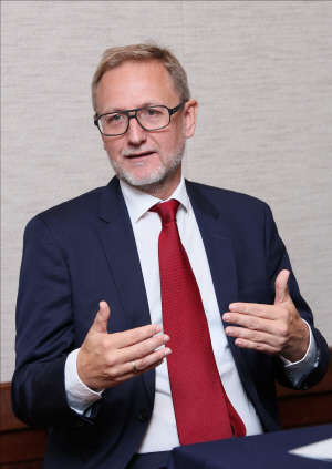 2일 서울 삼성동 그랜드인터컨티넨탈 호텔에서 열린 기자 간담회에서 미카엘 링소 스티보시스템즈 최고경영자(CEO)가 한국지사 설립 이후 시장 공략 전략에 대해 설명하고 있다.